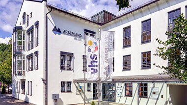 Das Foto zeigt die Außenansicht der VHS Aberland von ihrer Eingangsseite her.