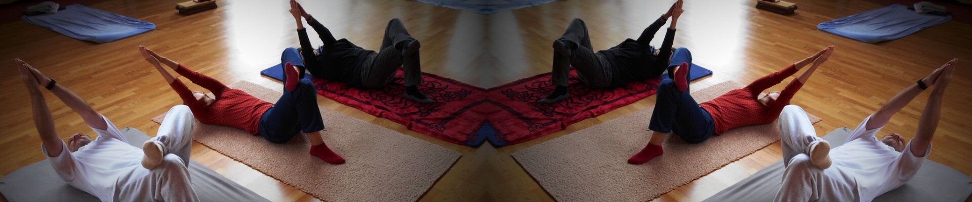 Personen liegen auf Matten und machen eine Feldenkrais-Übung.