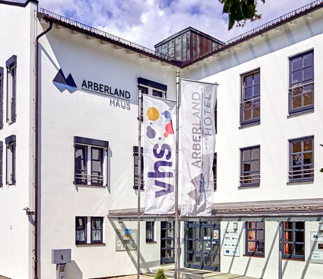Das Foto zeigt die Außenansicht der VHS Aberland von ihrer Eingangsseite her.