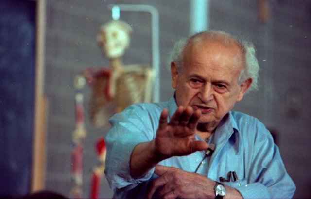 Das Foto zeigt Dr. Moshé Feldenkrais beim Unterrichten